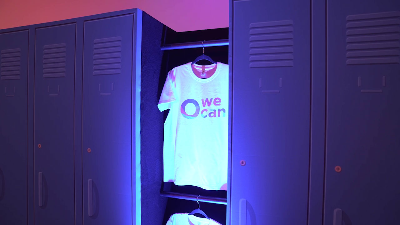 Décor de vestiaire sportif conçu pour un événement d'entreprise